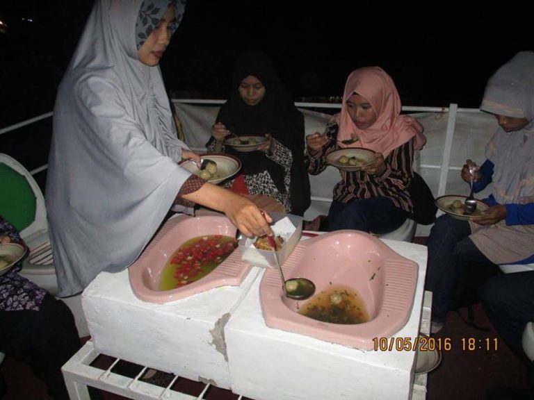Kafe Jamban? Euuh, Kamu Mau Makan Disini?