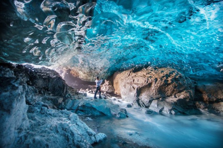 Keren! Gua Gletser Cantik Di Vatnajokull, Islandia