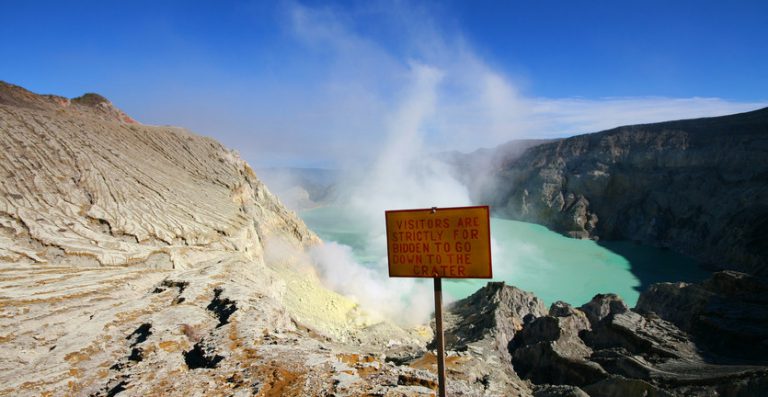 Pesona Wisata Blue Fire Kawah Ijen Banyuwangi Yang Luar Biasa Indahnya!
