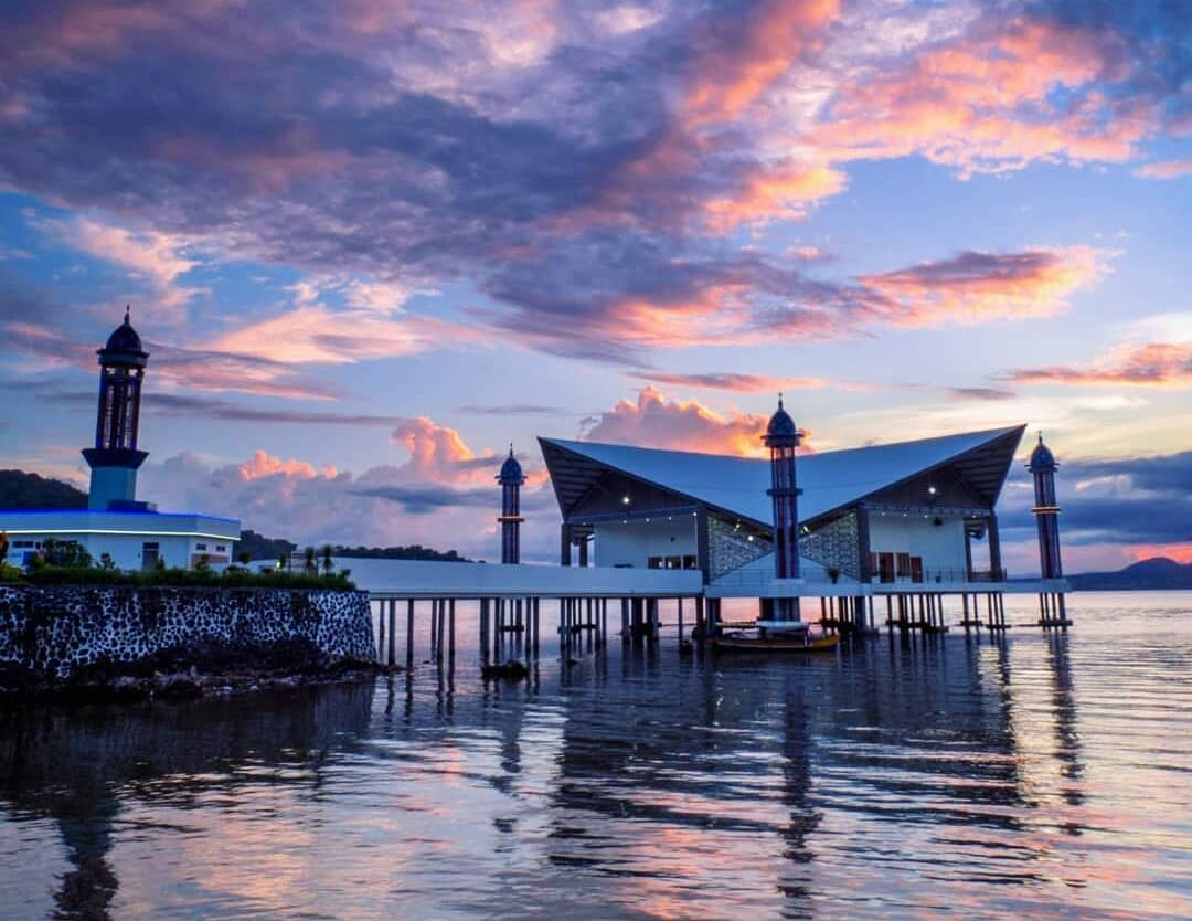 #explorebima Photo today by  taken at Masjid Terapung Amahami...