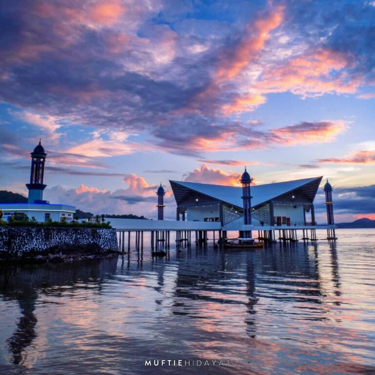 #explorebima Photo today by  taken at Masjid Terapung Amahami...