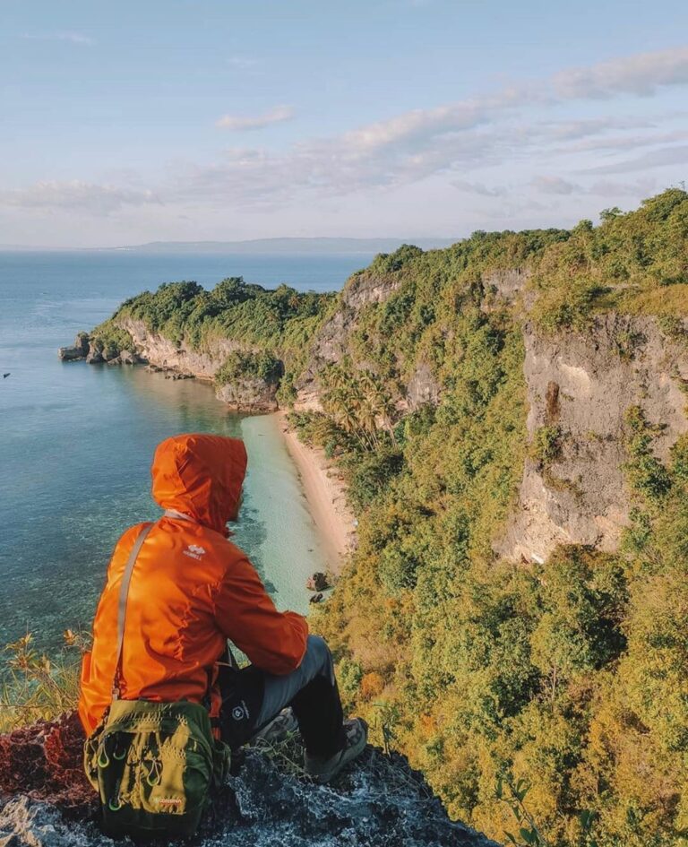 #explorebaubau photo today by  taken at tebing Napasangia, pulau Siompu, Buton S...