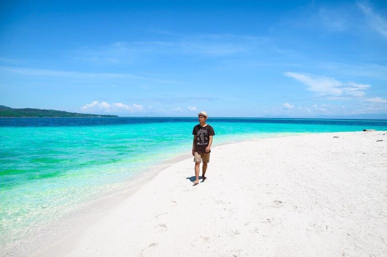 #exploreambon photo today by   taken at Pulau Pombo, Ambon.
#exploreindonesia...