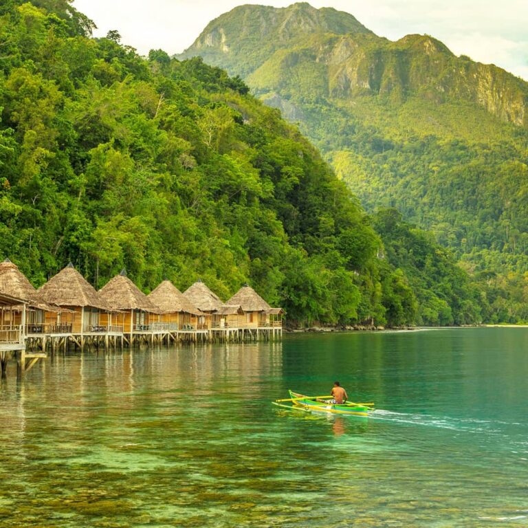 Pantai di Maluku memiliki keindahan yang luar biasa. Salah satunya, pantai Ora M...