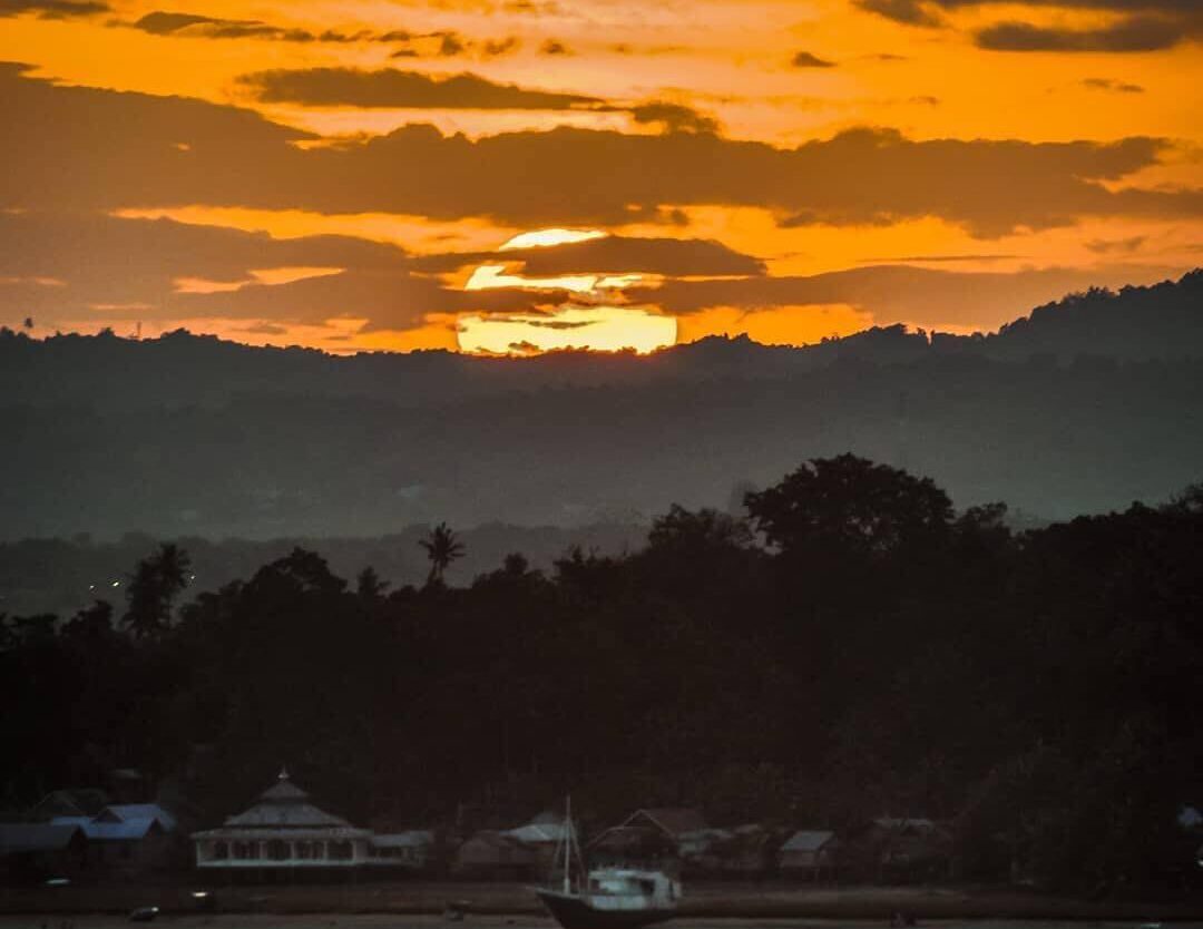 #explorebaubau Awesome photo by  taken at Perairan Pulau Makassar....