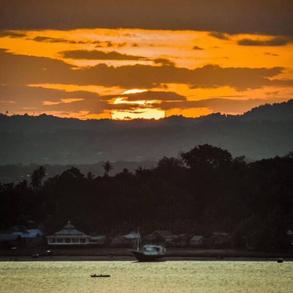 #explorebaubau Awesome photo by  taken at Perairan Pulau Makassar....