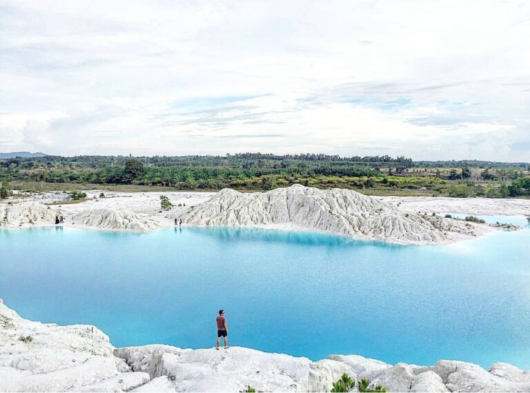 Location : Danau Kaolin (bekas penambangan timah), Kelurahan Air Bara, Kecamatan...