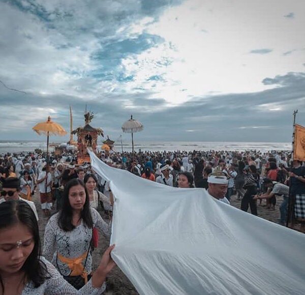 #explorejogja photo today by  covering Upacara Melasti at Pantai Parangkusumo, B...