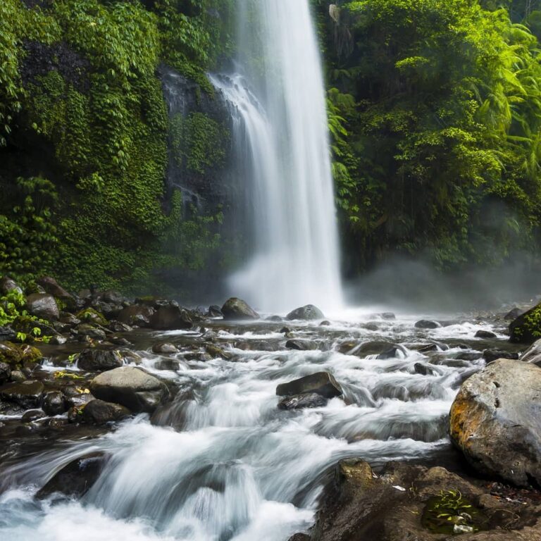 Air Terjun Sendang Gile pesonanya memang bikin gile! Keindahan air yang jatuh da...