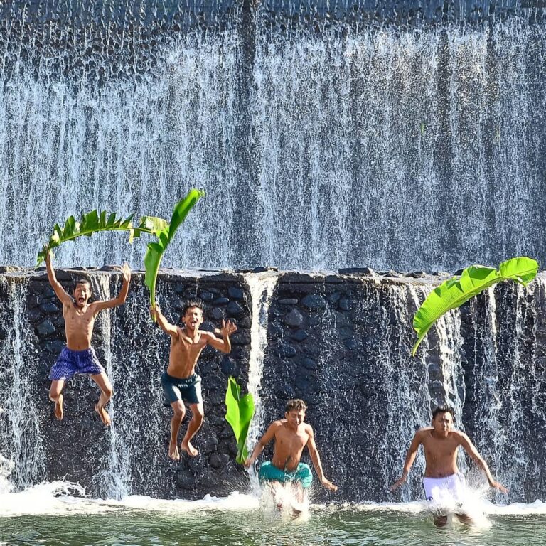 Air terjun yang terlihat datar dan seolah seperti tirai panjang ini ditata rapi ...