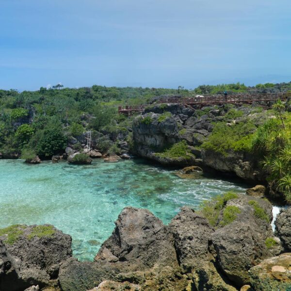 Air yang terperangkap oleh karang saat terjadi pasang surut di daerah pantai, me...
