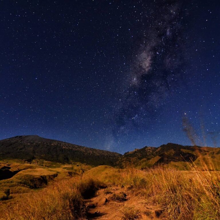 Bagaimana rasanya berada di atas ketinggian dan dipayungi ribuan bintang? Menakj...
