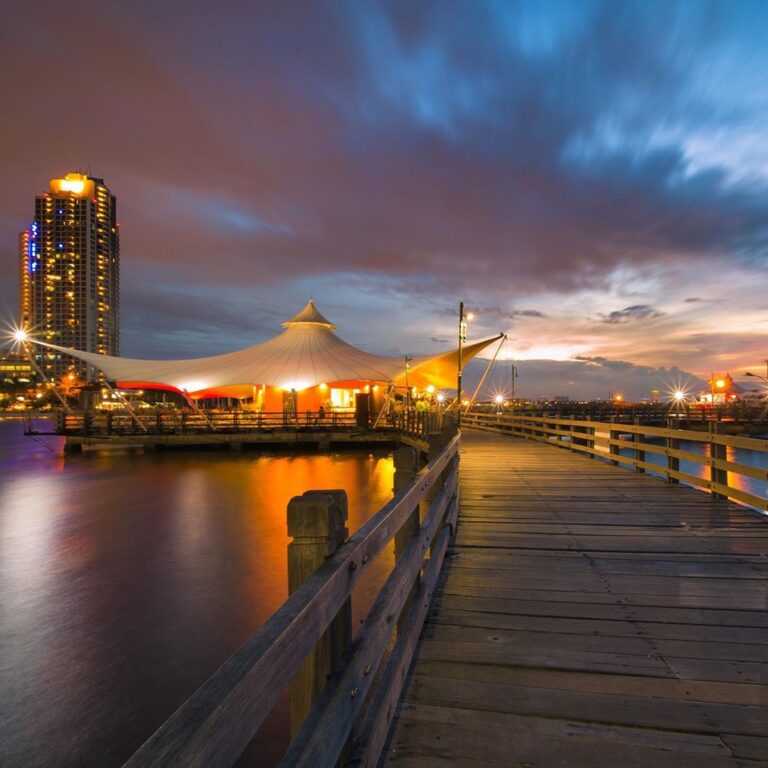 Berburu sunset enggak melulu harus dari tepi pantai, lho. Bisa juga dari jembata...