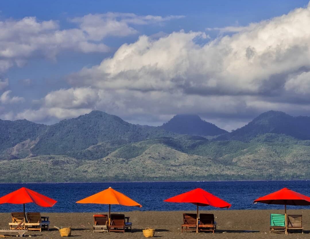 Bersantai di deretan kursi payung sepanjang Pantai Boom, layak kamu coba nih, So...
