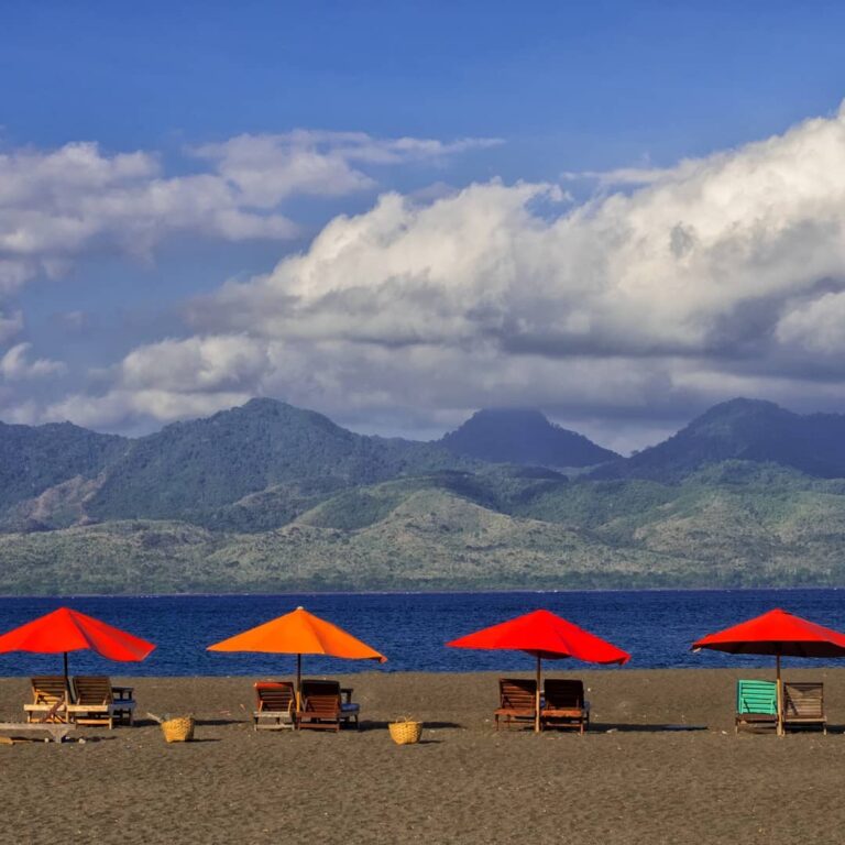 Bersantai di deretan kursi payung sepanjang Pantai Boom, layak kamu coba nih, So...