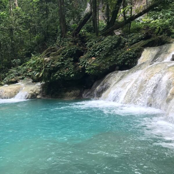 Bila ingin menemukan air terjun ini, kita harus membelah hutan belantara terlebi...