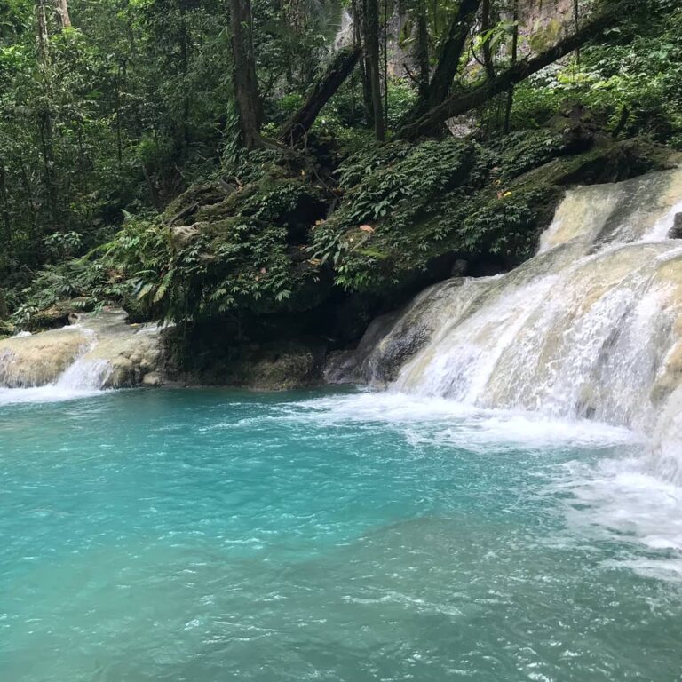 Bila ingin menemukan air terjun ini, kita harus membelah hutan belantara terlebi...