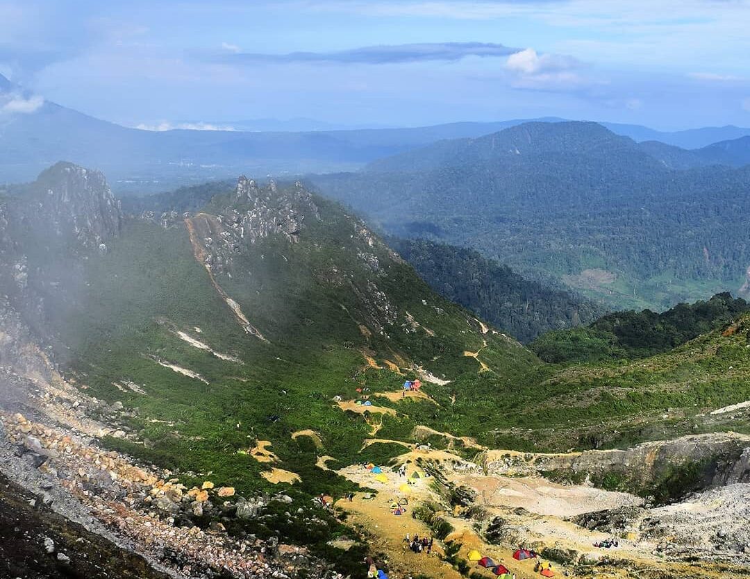 "Bukan puncak yang harus kita taklukkan, melainkan diri kita sendiri", kalimat i...