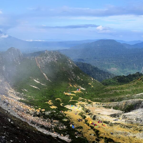 "Bukan puncak yang harus kita taklukkan, melainkan diri kita sendiri", kalimat i...