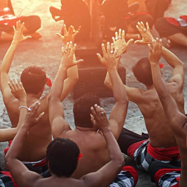Cak..cak..cak..
. 
Decakan khas dari mulut penari kecak seakan menghadirkan nuan...