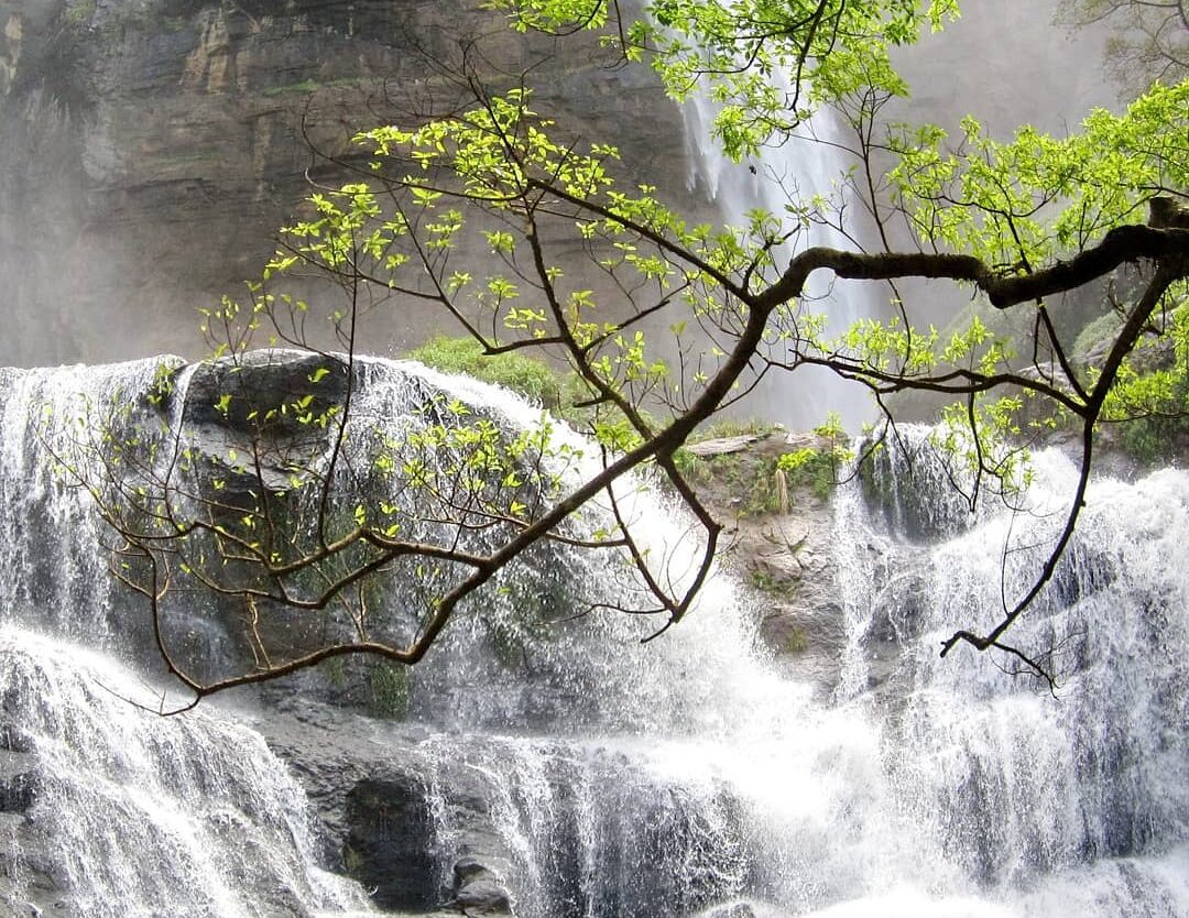 Cantiknya air terjun 3 tingkatan ini akan membuat siapa pun yang mengunjunginya ...