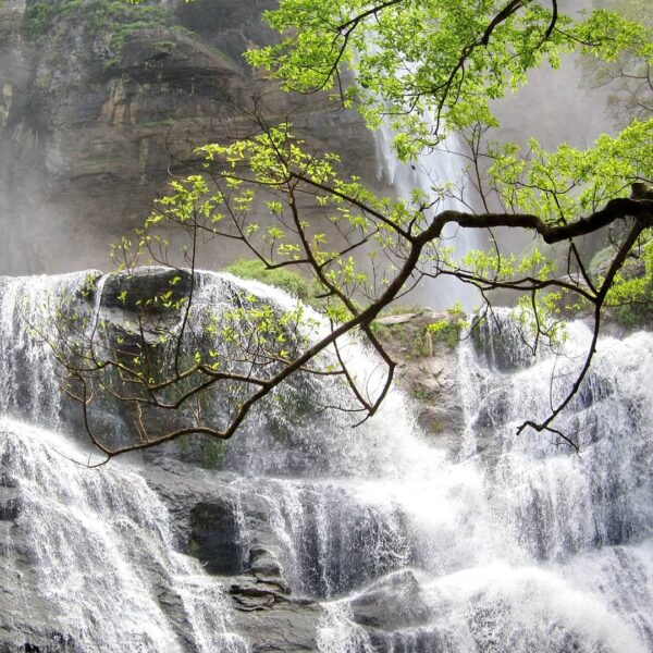 Cantiknya air terjun 3 tingkatan ini akan membuat siapa pun yang mengunjunginya ...