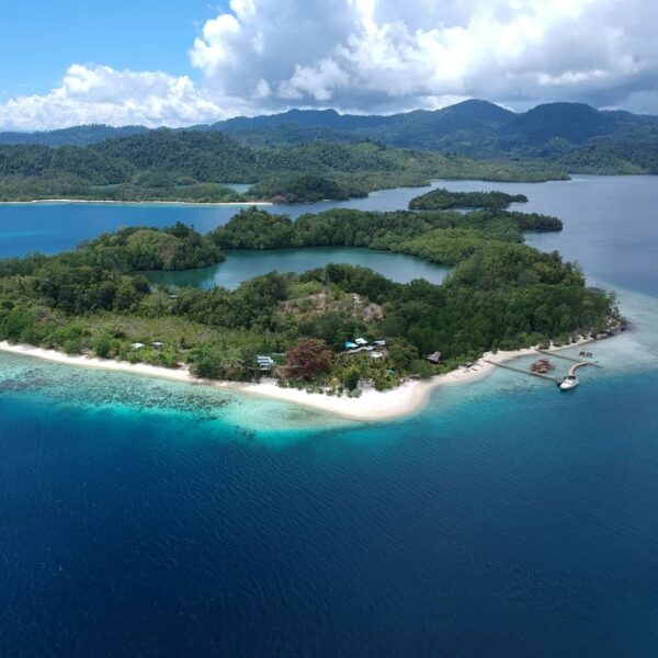 Dahulunya Pulau Pogo-pogo di Halmahera Selatan, Maluku Utara, hanyalah pulau kec...