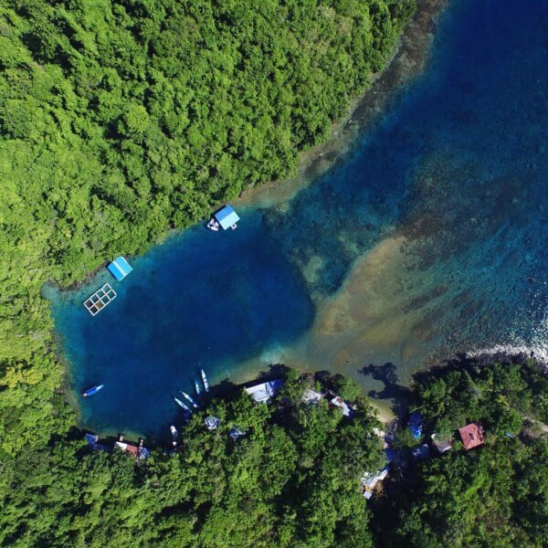 Dekat dengan Pulau Hiri, Pantai Sulamadaha punya pasir hitam yang eksotis. Panta...