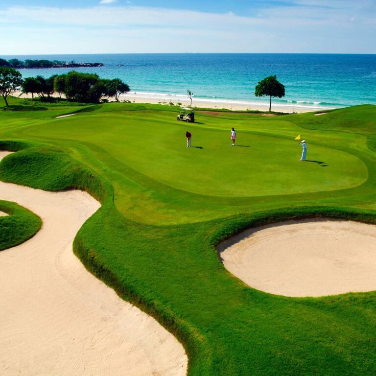 Di lokasi ini, Sobat Pesona bisa bermain golf sambil ditemani suara monyet yang ...