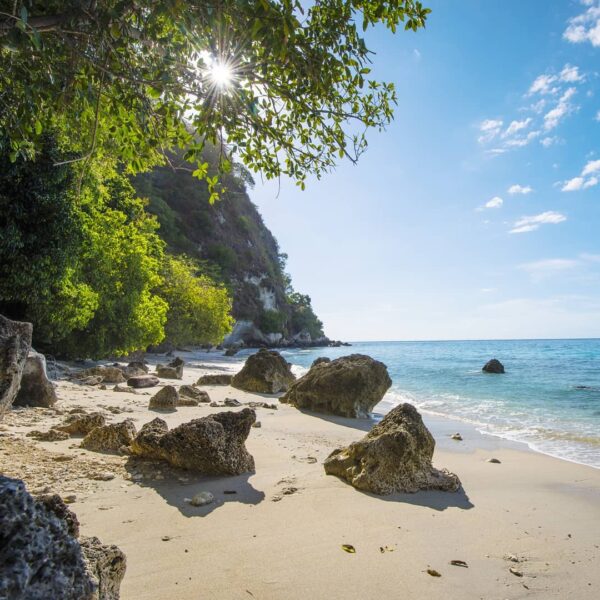 Dinamakan Pantai Batu Putih, karena di pantai ini kita bisa menemukan tebing bat...