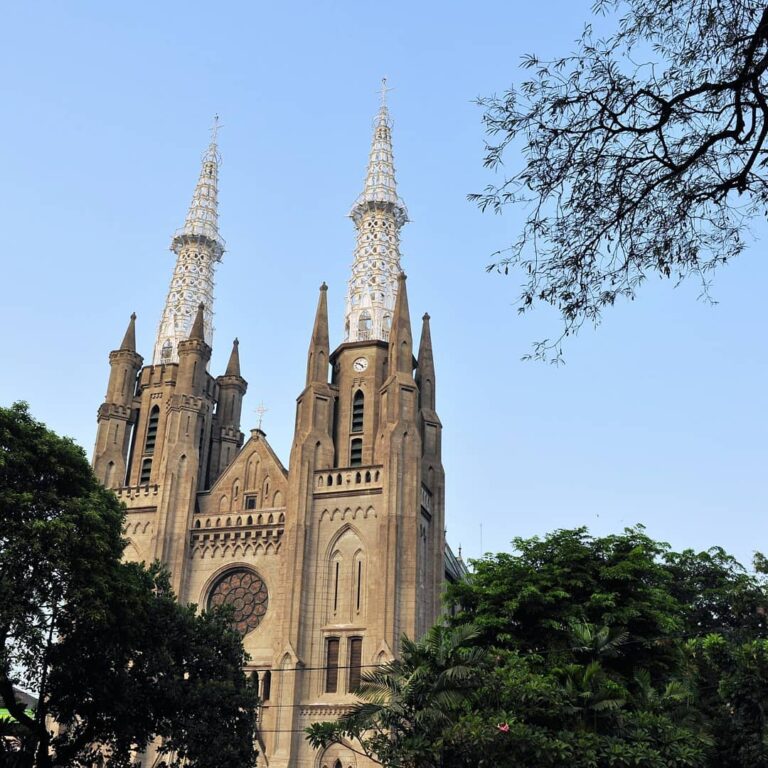Gereja Katedral yang kini sudah berusia lebih dari 100 tahun ini bukan hanya dik...