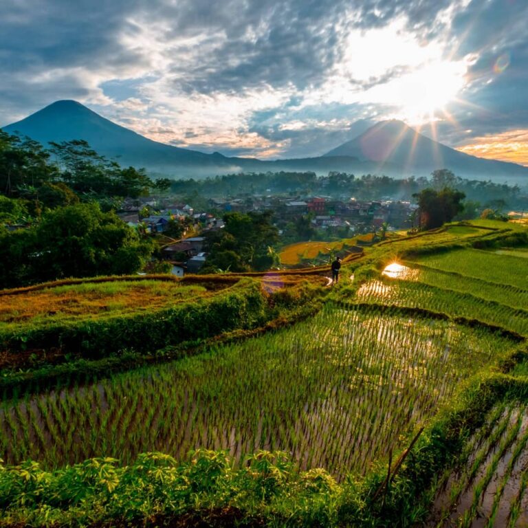 Gunung Sindoro dan Gunung Sumbing memiliki beberapa mitos dari yang unik hingga ...
