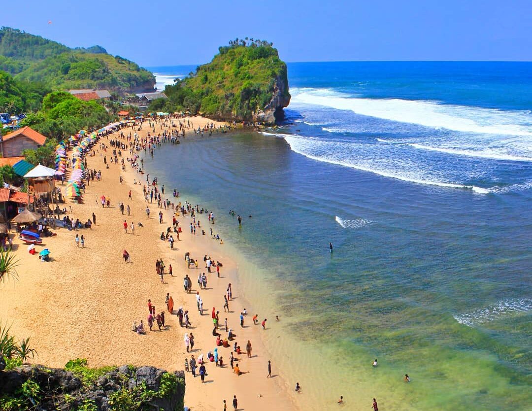 Ini dia salah satu idola warga Gunungkidul, yakni Pantai Pulang Sawal atau juga ...
