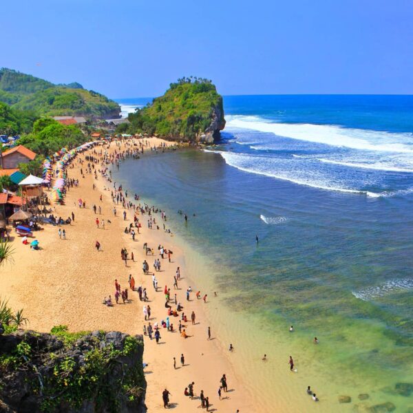 Ini dia salah satu idola warga Gunungkidul, yakni Pantai Pulang Sawal atau juga ...