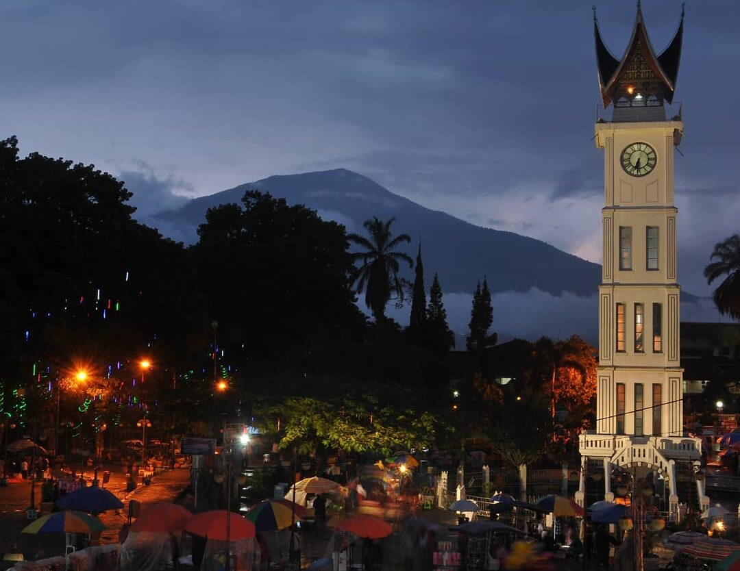 Jam Gadang, begitu sebutan populernya. Sekilas jam ini mengingatkan kita akan Bi...