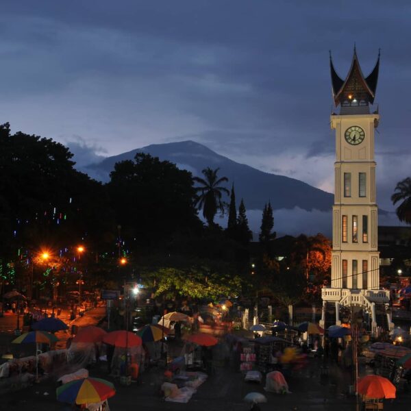 Jam Gadang, begitu sebutan populernya. Sekilas jam ini mengingatkan kita akan Bi...