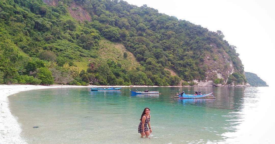 #explorealor Photo today by  arround at Pantai Batu Putih, Alor, Nusa Tenggara T...