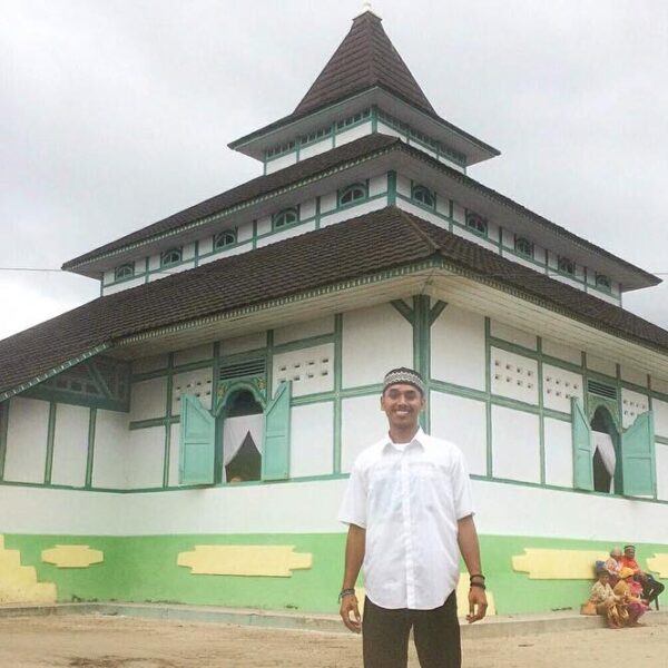 Minal aidin wal faidzin 
Mohon maaf lahir batin 
kalo ada salah salah kata mohon...