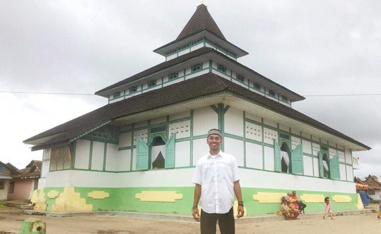 Minal aidin wal faidzin 
Mohon maaf lahir batin 
kalo ada salah salah kata mohon...