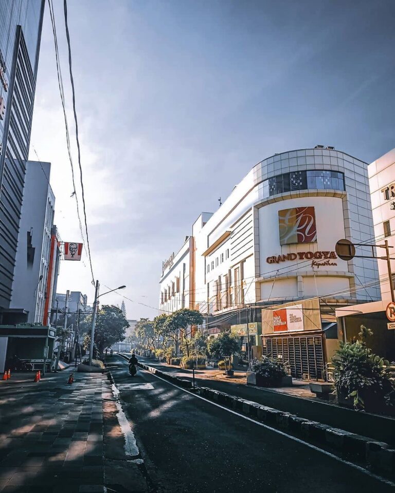 Bandung has returned to its normal state being way more crowded than it used to ...