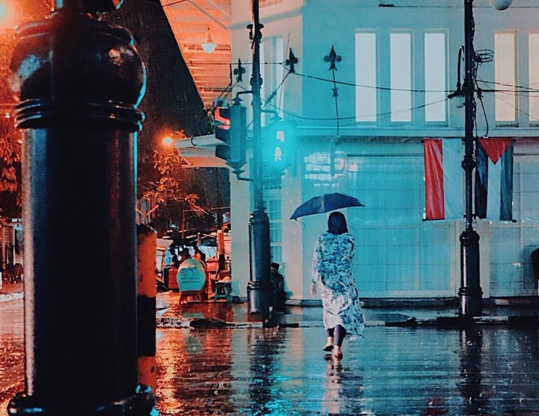 Intersection always come side by side, one side is a warm full of crowd, while o...