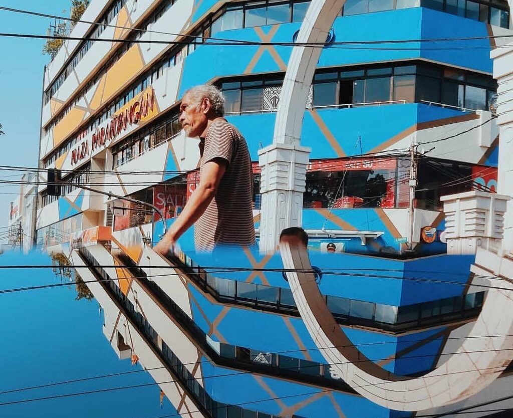 Life is more beautiful if you play with another perspective.
Photo by  
#explore...