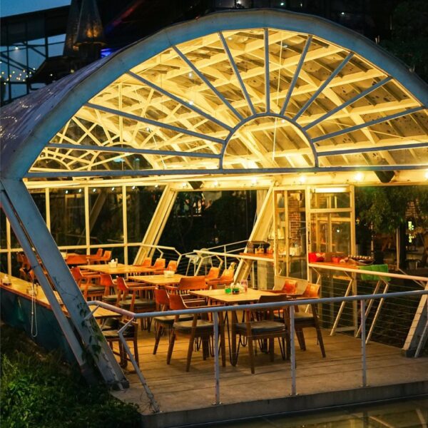 #EB_Review
Bandung memang tak pernah kehabisan spot yang estetis. Kali ini kami ...