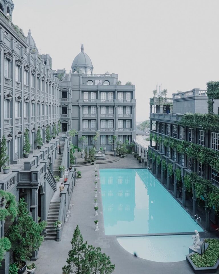 #eb_review
Pekan lalu kami berkesempatan untuk mengunjungi  sebuah hotel bertema...