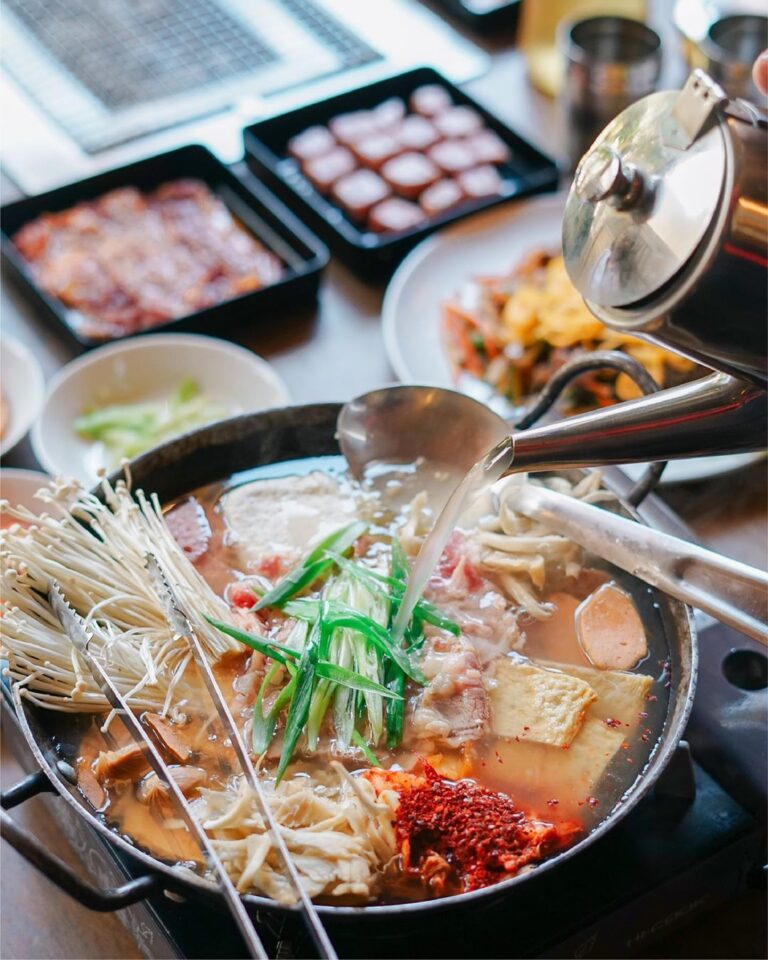 #EB_Review
Penggemar kuliner Negeri Ginseng tentunya akan tergugah dengan ulasan...