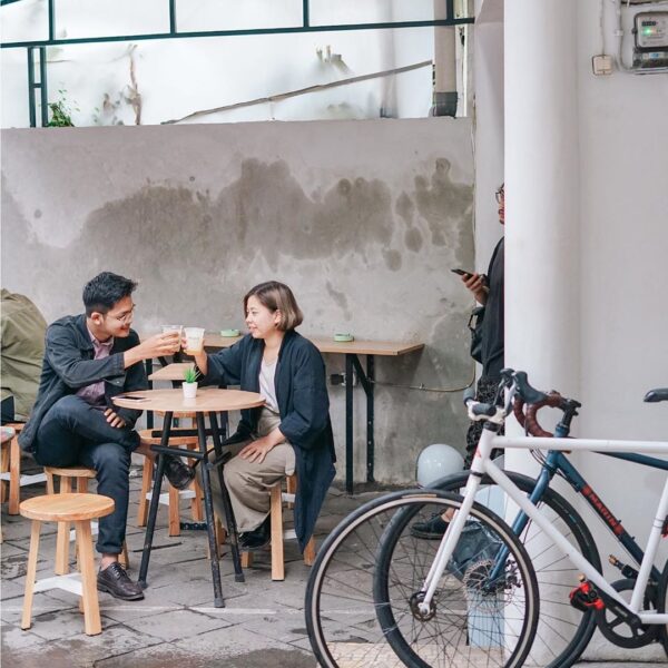 #EB_Review
Rasanya, antara kopi dan Bandung seolah tak bisa lepas begitu saja. K...