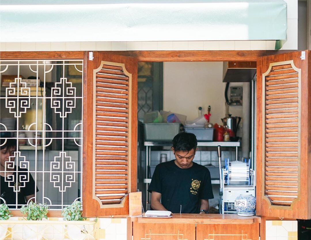 #EB_Review
Tempat yang berada di sudut gang ini membawa kami seperti berada di k...