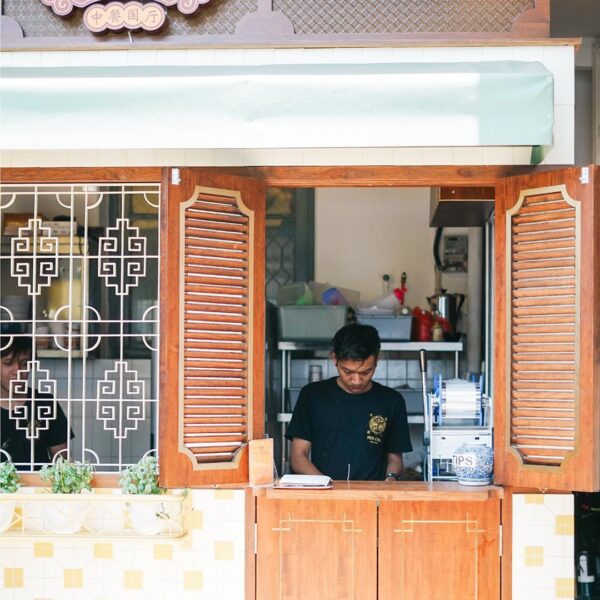 #EB_Review
Tempat yang berada di sudut gang ini membawa kami seperti berada di k...
