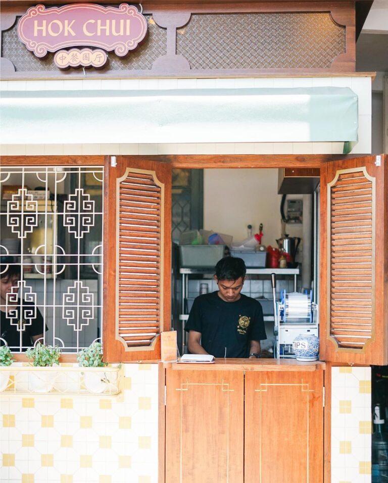 #EB_Review
Tempat yang berada di sudut gang ini membawa kami seperti berada di k...