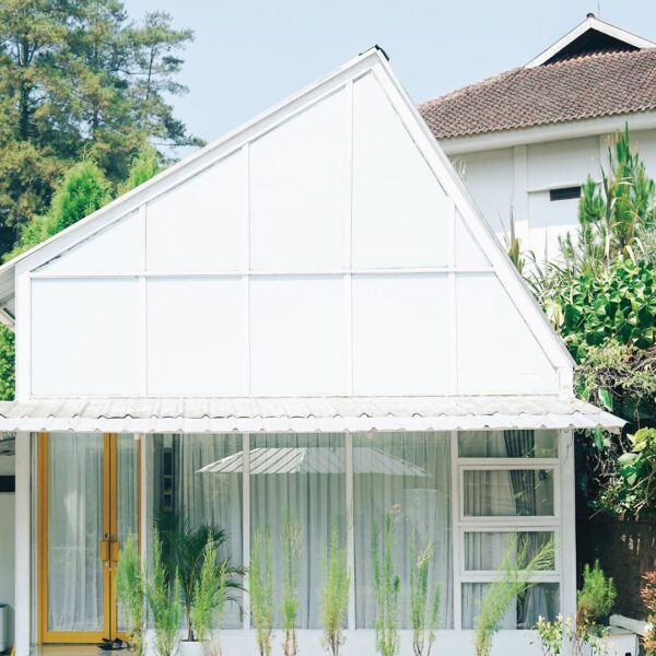 #eb_review
Villa kecil dibalik rimbunnya pepohonan pinus dan gemercik aliran sun...
